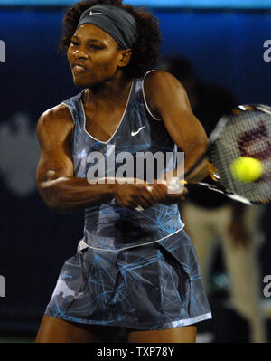 Le monde no 1, Serena Williams de l'United States renvoie la balle de son adversaire Jie Zheng, le monde n° 20, de la Chine le quatrième jour de la féministe Dubai Championships Mercredi, 18 février 2009. (Photo d'UPI/Norbert Schiller) Banque D'Images