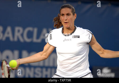 Virginie Razzano à partir de la France renvoie la balle de son adversaire, le monde No 5, Vera Zvonareva à partir de la Russie, pendant les quarts de finale de la Women's championnats de Dubaï, le jeudi 19 février, 2009. (Photo d'UPI/Norbert Schiller) Banque D'Images