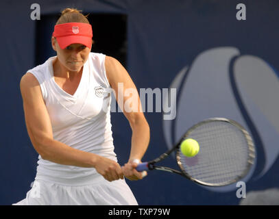 Le monde n°5, de Vera Zvonareva la Russie renvoie la balle de son adversaire, Virginie Razzano à partir de la France, au cours de la 1/4 de finale de la Women's championnats de Dubaï, le jeudi 19 février, 2009. (Photo d'UPI/Norbert Schiller) Banque D'Images