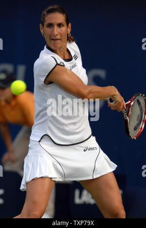Virginie Razzano à partir de la France renvoie la balle de son adversaire, le monde No 5, Vera Zvonareva à partir de la Russie, pendant les quarts de finale de la Women's championnats de Dubaï, le jeudi 19 février, 2009. (Photo d'UPI/Norbert Schiller) Banque D'Images