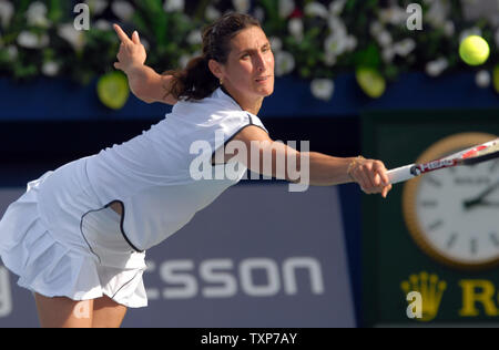 Virginie Razzano à partir de la France renvoie la balle de son adversaire, le monde n° 24, 1946 de l'Estonie, au cours Kanepi la demi-finale de la Women's Dubai Championships, vendredi 20 février 2009. Razzano a remporté le match 6-1, 6-2. (Photo d'UPI/Norbert Schiller) Banque D'Images