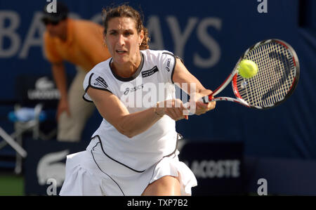 Virginie Razzano à partir de la France renvoie la balle de son adversaire, le monde n° 24, 1946 de l'Estonie, au cours Kanepi la demi-finale de la Women's Dubai Championships, vendredi 20 février 2009. Razzano a remporté le match 6-1, 6-2. (Photo d'UPI/Norbert Schiller) Banque D'Images