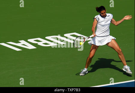 Virginie Razzano à partir de la France renvoie la balle de son adversaire, le monde n° 24, 1946 de l'Estonie, au cours Kanepi la demi-finale de la Women's Dubai Championships, vendredi 20 février 2009. Razzano a remporté le match 6-1, 6-2. (Photo d'UPI/Norbert Schiller) Banque D'Images