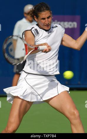 Virginie Razzano à partir de la France renvoie la balle de son adversaire, le monde n° 24, 1946 de l'Estonie, au cours Kanepi la demi-finale de la Women's Dubai Championships, vendredi 20 février 2009. Razzano a remporté le match 6-1, 6-2. (Photo d'UPI/Norbert Schiller) Banque D'Images