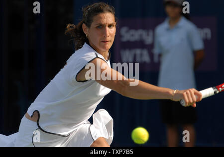Virginie Razzano à partir de la France renvoie la balle de son adversaire, le monde n° 24, 1946 de l'Estonie, au cours Kanepi la demi-finale de la Women's Dubai Championships, vendredi 20 février 2009. Razzano a remporté le match 6-1, 6-2. (Photo d'UPI/Norbert Schiller) Banque D'Images