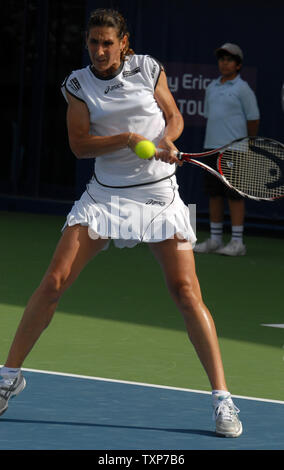 Virginie Razzano à partir de la France renvoie la balle de son adversaire, le monde n° 24, 1946 de l'Estonie, au cours Kanepi la demi-finale de la Women's Dubai Championships, vendredi 20 février 2009. Razzano a remporté le match 6-1, 6-2. (Photo d'UPI/Norbert Schiller) Banque D'Images