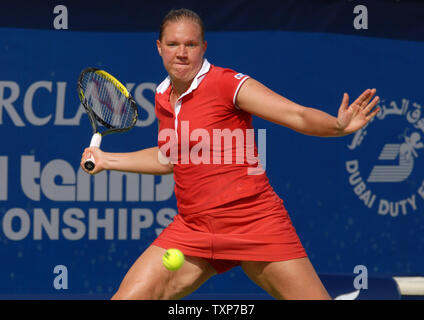 Le monde n° 24, 1946 de l'Estonie Kanepi renvoie la balle de son adversaire, Virginie Razzano à partir de la France, au cours de la demi-finale de la Women's Dubai Championships, vendredi 20 février 2009. Razzano a remporté le match 6-1, 6-2. (Photo d'UPI/Norbert Schiller) Banque D'Images