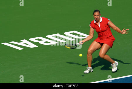 Le monde n° 24, 1946 de l'Estonie Kanepi renvoie la balle de son adversaire, Virginie Razzano à partir de la France, au cours de la demi-finale de la Women's Dubai Championships, vendredi 20 février 2009. Razzano a remporté le match 6-1, 6-2. (Photo d'UPI/Norbert Schiller) Banque D'Images
