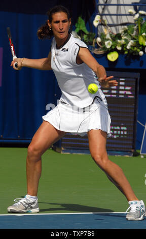 Virginie Razzano à partir de la France renvoie la balle de son adversaire, le monde n° 24, 1946 de l'Estonie, au cours Kanepi la demi-finale de la Women's Dubai Championships, vendredi 20 février 2009. Razzano a remporté le match 6-1, 6-2. (Photo d'UPI/Norbert Schiller) Banque D'Images
