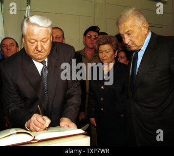 JER2000010606 - 6 Jérusalem 2000 - Jérusalem Israël : le président israélien Ezer Weizman et Nina Eltsine regarder l'ancien président russe Boris Eltsine signer le livre d'or à la résidence du président israélien à Jérusalem, le 6 janvier 2000. Boris Eltsine visite d'Israël et de Bethléem sur une visite de trois jours à rencontrer des responsables et de célébrer le Noël orthodoxe. Debbie Hill UPI Banque D'Images