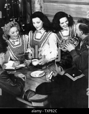 Le WAP2000012005 - 20 janvier 2000 - WASHINGTON, DC, USA : L'actrice Hedy Lamarr, centre, a été l'une des nombreuses stars du cinéma qui se sont portés volontaires au Hollywood Canteen USO de Los Angeles durant la Seconde Guerre mondiale. Également sur la photo sont actrices Ann Sothern, gauche, et Linda Darnell, droite. Lamarr, la star de nombreux films dans les années 30 et 40, est décédé à son domicile d'Orlando à l'âge de 86 ans, le 19 janvier. jr/USO UPI Banque D'Images