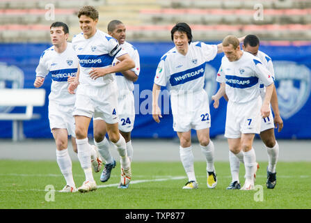 Les Whitecaps de Vancouver Takashi Hirano (centre) du Japon félicite ses coéquipiers après leur score le premier but contre David Beckham et le LA Galaxy au cours de la première moitié de l'exposition au jeu de football Stade du Commonwealth d'Edmonton, Alberta, le 13 mai 2008. (Photo d'UPI/Heinz Ruckemann) Banque D'Images