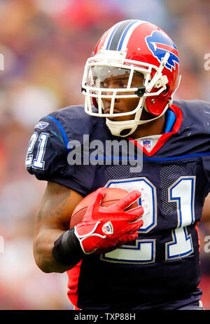 Willis McGahee, le running back pour les Bills de Buffalo, et des mains pour gagner le yardage au cours d'un match contre les Dolphins de Miami le 9 octobre 2005, à Ralph Wilson Stadium in orchard Park, New York. Les projets de la division défait les dauphins rival 20-16. (Photo d'UPI/Ed Wolfstein) Banque D'Images