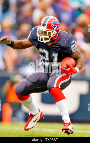 Willis McGahee, le running back pour les Bills de Buffalo, et des mains pour gagner le yardage au cours d'un match contre les Dolphins de Miami le 9 octobre 2005, à Ralph Wilson Stadium in orchard Park, New York. Les projets de la division défait les dauphins rival 20-16. (Photo d'UPI/Ed Wolfstein) Banque D'Images