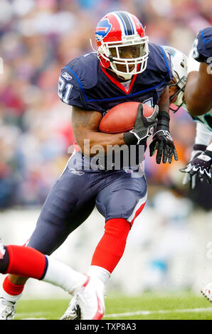 Willis McGahee, le running back pour les Bills de Buffalo, se précipite pour le yardage contre les Panthers de la Caroline le 27 novembre 2005, à Ralph Wilson Stadium in orchard Park, New York. Les Panthère défait les projets de 13-9. (Photo d'UPI/Ed Wolfstein) Banque D'Images