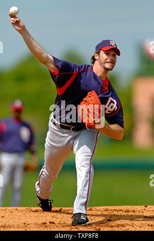 Nationals de Washington pitcher John Patterson prend un terrain de pratique entre les manches lors d'un stage de printemps match contre les Dodgers de Los Angeles au stade Holeman, Vero Beach, en Floride, le 6 mars 2006. Les ressortissants et éviter à un 0-0 tie à leur première réunion de la Ligue des pamplemousses de la saison. (Photo d'UPI/Ed Wolfstein) Banque D'Images