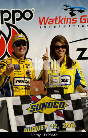 Kurt Busch (à gauche) et de Miss America 2006 Jennifer Berry (à droite) célébrer une première place à la NASCAR Busch Series Zippo 200 à Watkins Glen International le 12 août 2006. (Photo d'UPI/Ed Wolfstein) Banque D'Images