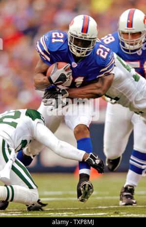 Buffalo Bills Willis McGahee running back se précipite pour le yardage contre les Jets de New York au Ralph Wilson Stadium in orchard Park, NEW YORK, le 24 septembre 2006. Les Jets défait les factures 28-20. (Photo d'UPI/Ed Wolfstein) Banque D'Images