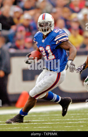 Buffalo Bills Willis McGahee running back se précipite vers les champs contre les Jets de New York au Ralph Wilson Stadium in orchard Park, NEW YORK, le 24 septembre 2006. Les Jets défait les factures 28-20. (Photo d'UPI/Ed Wolfstein) Banque D'Images