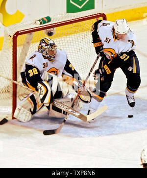 Sabres de Buffalo le défenseur Brian Campbell (51) efface la sonde de l'enceinte en tant que gardien Ryan Miller (30) garde le filet dans la première période contre les Canadiens de Montréal au Centre Bell à Montréal, Canada le 23 octobre 2006. (Photo d'UPI/Ed Wolfstein) Banque D'Images