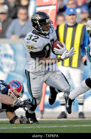 Jacksonville Jaguars Maurice Jones-Drew running back (32) se précipite pour 17 verges au deuxième trimestre contre les Bills de Buffalo au Ralph Wilson Stadium in orchard Park, NEW YORK, le 26 novembre 2006. Les factures défait les jaguars 27-24. (Photo d'UPI/Ed Wolfstein) Banque D'Images