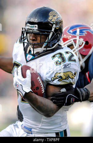 Jacksonville Jaguars Maurice Jones-Drew running back (32) amène le ballon dans la zone des buts pour un 14 verges au deuxième trimestre contre les Bills de Buffalo au Ralph Wilson Stadium in orchard Park, NEW YORK, le 26 novembre 2006. Les factures défait les jaguars 27-24. (Photo d'UPI/Ed Wolfstein) Banque D'Images