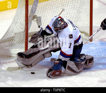 Le gardien Roberto Luongo Canucks de Vancouver (1) se jette sur la rondelle après avoir fait une sauvegarde dans la première période contre les Canadiens de Montréal au Centre Bell à Montréal, Canada le 16 janvier 2007. (Photo d'UPI/Ed Wolfstein) Banque D'Images