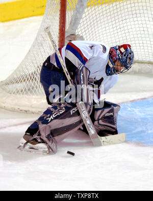 Le gardien Roberto Luongo Canucks de Vancouver (1) fait un stick save en troisième période contre les Canadiens de Montréal de maintenir son jeu blanc au Centre Bell à Montréal, Canada le 16 janvier 2007. Les Canucks exclus le Canadien 4-0. (Photo d'UPI/Ed Wolfstein) Banque D'Images