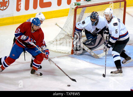 Centre Canadien de Montréal Christopher Higgins (21) n'est pas en mesure d'obtenir la rondelle derrière le gardien Roberto Luongo Canucks de Vancouver (1) au Centre Bell à Montréal, Canada le 16 janvier 2007. Les Canucks exclus le Canadien 4-0. (Photo d'UPI/Ed Wolfstein) Banque D'Images