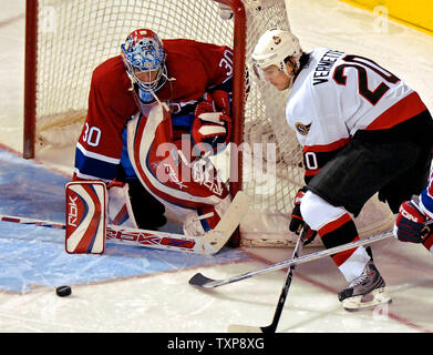 Le gardien des Canadiens de Montréal David Aebischer de Suisse fait une sauvegarde contre Ottawa centre Antoine Vermette sénateurs (20) au Centre Bell à Montréal, Canada le 10 février 2007. Les sénateurs canadiens de la défaite 5-3. (Photo d'UPI/Ed Wolfstein) Banque D'Images