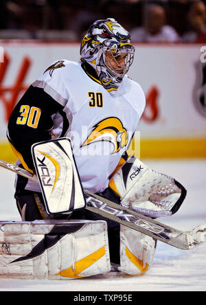 Gardien de Sabres de Buffalo Ryan Miller se réchauffe avant de relever les Canadiens de Montréal au Centre Bell à Montréal, Canada le 31 mars 2007. (Photo d'UPI/Ed Wolfstein) Banque D'Images