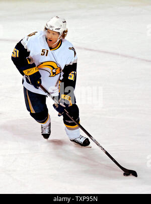 Sabres de Buffalo le défenseur Brian Campbell lance un rush à partir de sa propre fin contre les Canadiens de Montréal au Centre Bell à Montréal, Canada, le 31 mars 2007. Le Canadien a battu les sabres 4-3. (Photo d'UPI/Ed Wolfstein) Banque D'Images