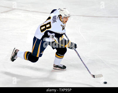 Sabres de Buffalo Center et co-capitaine de l'équipe Daniel Brière transporte la rondelle en place de la glace dans la première période contre les Canadiens de Montréal au Centre Bell à Montréal, Canada, le 31 mars 2007. (Photo d'UPI/Ed Wolfstein) Banque D'Images