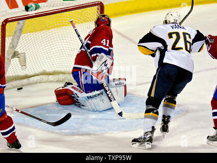 Sabres de Buffalo avant de l'aile gauche Thomas Vanek (26) de l'Autriche marque le deuxième but de Buffalo contre les Canadiens de Montréal au Centre Bell à Montréal, Canada, le 31 mars 2007. Le Canadien a battu les sabres 4-3. (Photo d'UPI/Ed Wolfstein) Banque D'Images