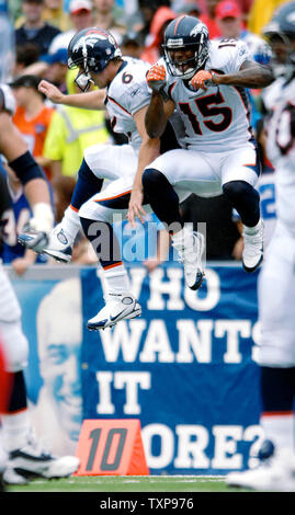 Denver Broncos quarterback Jay Cutler (6) et le receveur Brandon Marshall (15) célèbrent leur touchdown jouer au troisième trimestre contre les Bills de Buffalo au Ralph Wilson Stadium in orchard Park, NEW YORK, le 9 septembre 2007. Les Broncos défait les factures dans la saison 15-14 de l'ouvreur. (Photo d'UPI/Ed Wolfstein) Banque D'Images