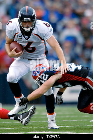 Denver Broncos quarterback Jay Cutler (6) brouille pour un gain de 7 yard et un premier vers le bas avec moins de 2 minutes de jeu dans le match contre les Bills de Buffalo au Ralph Wilson Stadium in orchard Park, NEW YORK, le 9 septembre 2007. Les Broncos défait les factures dans la saison 15-14 de l'ouvreur. (Photo d'UPI/Ed Wolfstein) Banque D'Images