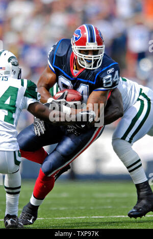 Buffalo Bills tight end Robert Royal reçoit un pass mais donne ultérieurement la balle au premier trimestre par rapport à la Nouvelle York Jets au Ralph Wilson Stadium in orchard Park, NEW YORK, le 30 septembre 2007. (Photo d'UPI/Ed Wolfstein) Banque D'Images