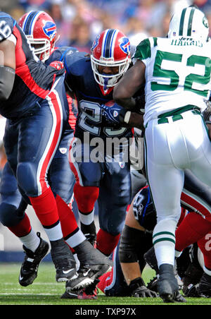 Buffalo Bills Marshawn Lynch running back (23) brise les Jets de New York pour la défense d'un gain de 11 verges et une première au deuxième trimestre au Ralph Wilson Stadium in orchard Park, NEW YORK, le 30 septembre 2007. Les projets de la défaite de 17-14 des Jets. (Photo d'UPI/Ed Wolfstein) Banque D'Images