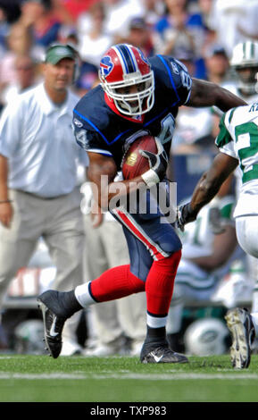 Buffalo Bills tight end Robert Royal rushes pour les verges au deuxième trimestre contre les Jets de New York au Ralph Wilson Stadium in orchard Park, NEW YORK, le 30 septembre 2007. Les projets de la défaite de 17-14 des Jets. (Photo d'UPI/Ed Wolfstein) Banque D'Images