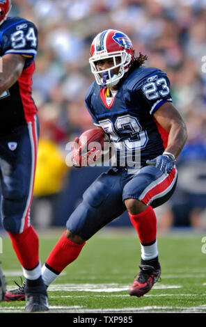 Buffalo Bills tight end Robert fait une cour royale 13 réception et une première dans le quatrième trimestre par rapport à la Nouvelle York Jets au Ralph Wilson Stadium in orchard Park, NEW YORK, le 30 septembre 2007. Les factures a vaincu les Jets 17-14.(Photo UPI/Ed Wolfstein) Banque D'Images