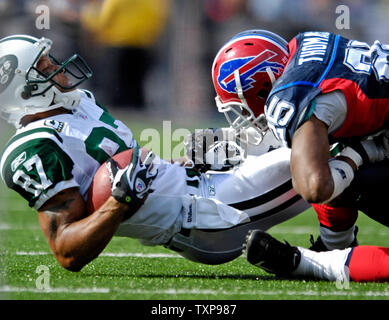 Buffalo Bills Kiwaukee évoluait Thomas (25) s'attaque à New York Jets wide receiver Laveranues Coles (87) après un gain de 2 verges au quatrième trimestre au Ralph Wilson Stadium in orchard Park, NEW YORK, le 30 septembre 2007. Les projets de la défaite de 17-14 des Jets. (Photo d'UPI/Ed Wolfstein) Banque D'Images