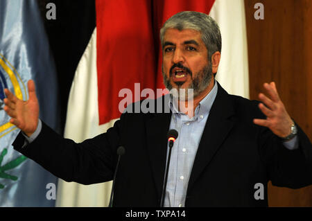 Le chef en exil du Hamas Khaled Mashaal parle dans la capitale égyptienne Le Caire le 4 mai 2011. Les factions rivales, le Fatah et le Hamas, ont signé un accord de réconciliation au Caire après avoir atteint la masse commune contre l'occupation israélienne et les efforts de paix. Mashaal a dit qu'ils avaient un "but commun ; un État palestinien avec la pleine souveraineté sur les frontières de 1967 avec Jérusalem comme capitale". Le Premier ministre israélien Benjamin Netanyahu a affirmé que la réconciliation entre les factions comme un "coup dur pour la paix", mais les Etats-Unis ont refusé de faire des commentaires. UPI Mohammed Hosam Banque D'Images