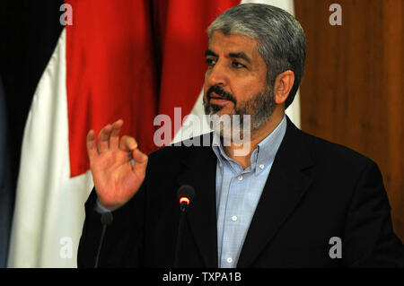 Le chef en exil du Hamas Khaled Mashaal parle dans la capitale égyptienne Le Caire le 4 mai 2011. Les factions rivales, le Fatah et le Hamas, ont signé un accord de réconciliation au Caire après avoir atteint la masse commune contre l'occupation israélienne et les efforts de paix. Mashaal a dit qu'ils avaient un "but commun ; un État palestinien avec la pleine souveraineté sur les frontières de 1967 avec Jérusalem comme capitale". Le Premier ministre israélien Benjamin Netanyahu a affirmé que la réconciliation entre les factions comme un "coup dur pour la paix", mais les Etats-Unis ont refusé de faire des commentaires. UPI Mohammed Hosam Banque D'Images