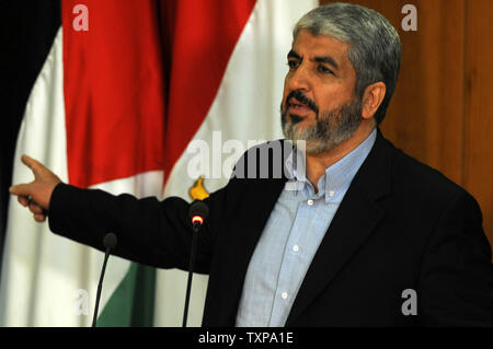 Le chef en exil du Hamas Khaled Mashaal parle dans la capitale égyptienne Le Caire le 4 mai 2011. Les factions rivales, le Fatah et le Hamas, ont signé un accord de réconciliation au Caire après avoir atteint la masse commune contre l'occupation israélienne et les efforts de paix. Mashaal a dit qu'ils avaient un "but commun ; un État palestinien avec la pleine souveraineté sur les frontières de 1967 avec Jérusalem comme capitale". Le Premier ministre israélien Benjamin Netanyahu a affirmé que la réconciliation entre les factions comme un "coup dur pour la paix", mais les Etats-Unis ont refusé de faire des commentaires. UPI Mohammed Hosam Banque D'Images