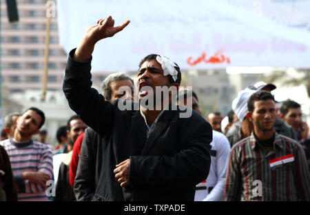 Une règle anti-militaires manifestant avec une blessure assister à une démonstration à la place Tahrir au Caire le 2 décembre 2011. L'egypte attend le retard de publication des résultats pour la phase d'ouverture de ses premières élections depuis le renversement de l'ancien président Hosni Moubarak, qui devraient confirmer un islamiste sweep. UPI/Ashraf Mohamad Banque D'Images