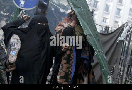 Des manifestants contre le régime militaire égyptien lancer des pierres aux soldats de partisans lors d'affrontements près de la place Tahrir du Caire le 16 décembre 2011. Les troupes égyptiennes se sont heurtés à des jets de cocktails Molotov contre des manifestants au Caire, comme la pire violence en semaines éclipsé le compte dans la deuxième phase d'une importante élection générale. UPI/ Mohamad Hosam Banque D'Images