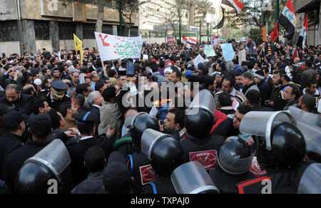 Les manifestations continuent à côté du Parlement égyptien comme ils tiennent leur première session depuis la chute du Président Hosni Moubarak le 23 janvier 2012 au Caire, Égypte. Le parlement élu en Egypte's premier vote législatif après la chute de Hosni Moubarak il y a presque un an a tenu sa première session le lundi, avec les Islamistes dominant la chambre 498 qui supervisera l'élaboration d'une nouvelle constitution.UPI/Ahmed Gomaa Banque D'Images