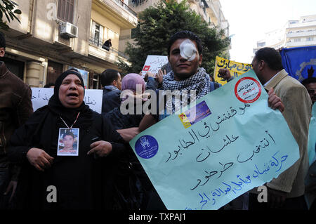 Les manifestations continuent à côté du Parlement égyptien comme ils tiennent leur première session depuis la chute du Président Hosni Moubarak le 23 janvier 2012 au Caire, Égypte. Le parlement élu en Egypte's premier vote législatif après la chute de Hosni Moubarak il y a presque un an a tenu sa première session le lundi, avec les Islamistes dominant la chambre 498 qui supervisera l'élaboration d'une nouvelle constitution.UPI/Ahmed Gomaa Banque D'Images