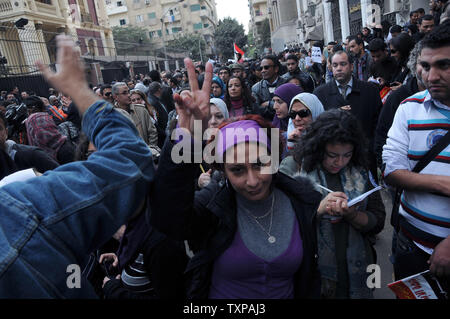 Les manifestations continuent à côté du Parlement égyptien comme ils tiennent leur première session depuis la chute du Président Hosni Moubarak le 23 janvier 2012 au Caire, Égypte. Le parlement élu en Egypte's premier vote législatif après la chute de Hosni Moubarak il y a presque un an a tenu sa première session le lundi, avec les Islamistes dominant la chambre 498 qui supervisera l'élaboration d'une nouvelle constitution.UPI/Ahmed Gomaa Banque D'Images