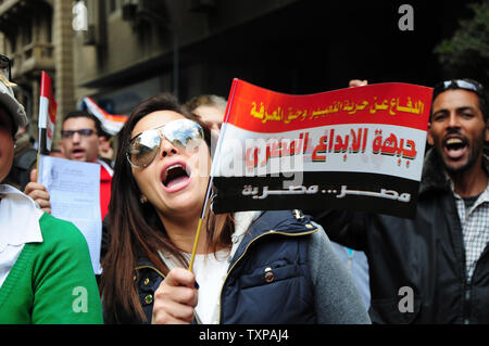 Les manifestations continuent à côté du Parlement égyptien comme ils tiennent leur première session depuis la chute du Président Hosni Moubarak le 23 janvier 2012 au Caire, Égypte. Le parlement élu en Egypte's premier vote législatif après la chute de Hosni Moubarak il y a presque un an a tenu sa première session le lundi, avec les Islamistes dominant la chambre 498 qui supervisera l'élaboration d'une nouvelle constitution.UPI/Ahmed Gomaa Banque D'Images